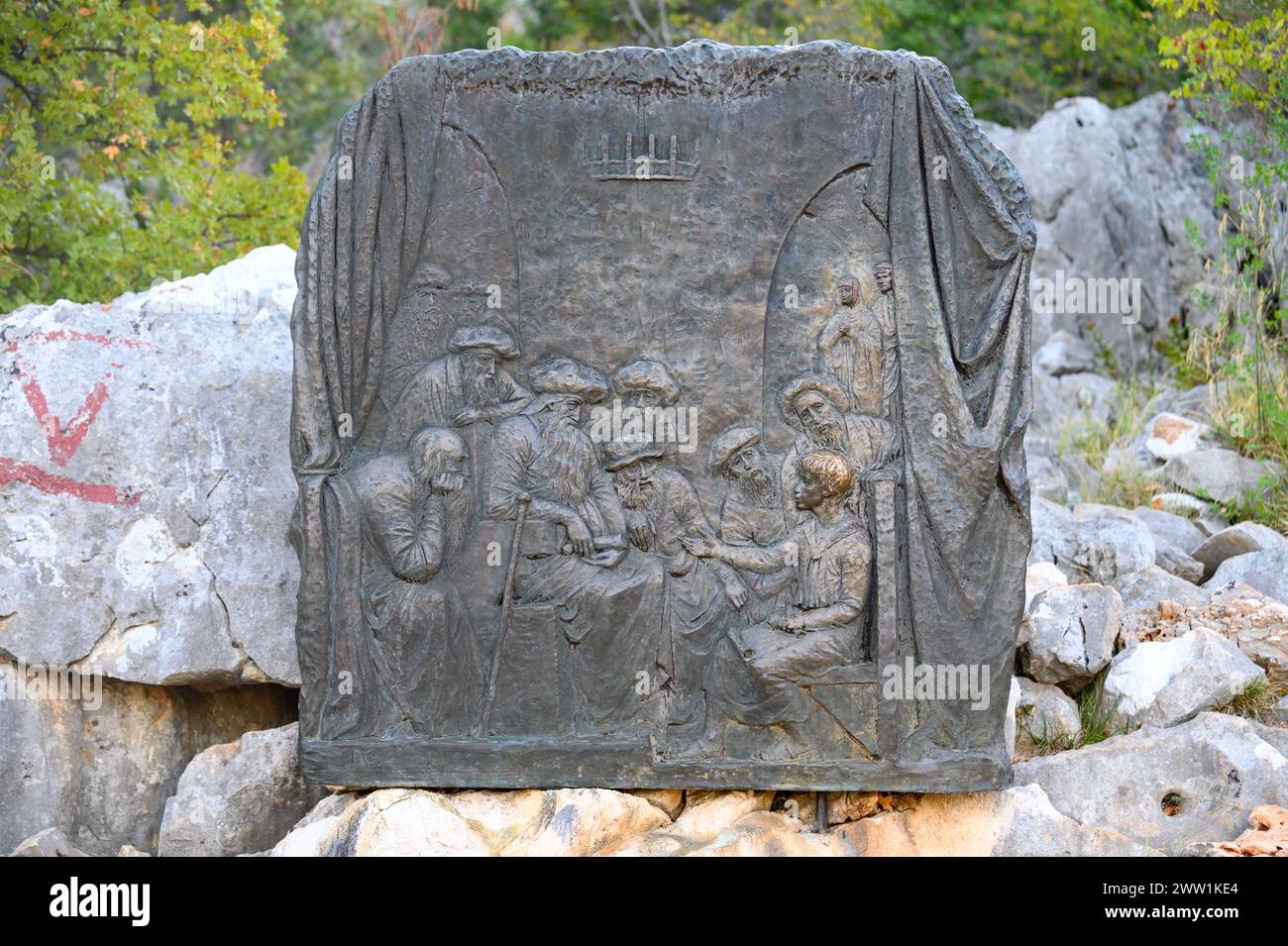 La découverte de Jésus dans le Temple – Cinquième mystère joyeux du Rosaire. Sculpture en relief sur le mont Podbrdo (la colline des apparitions) à Medjugorje. Banque D'Images