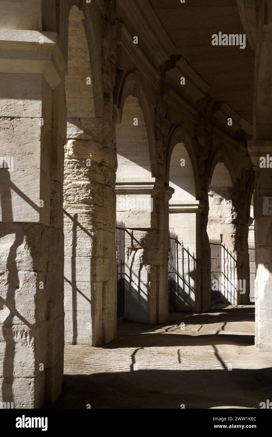 Les arcades internes de l'Amphithéâtre d'Arles - Arènes d'Arles - un amphithéâtre romain à Arles France Banque D'Images