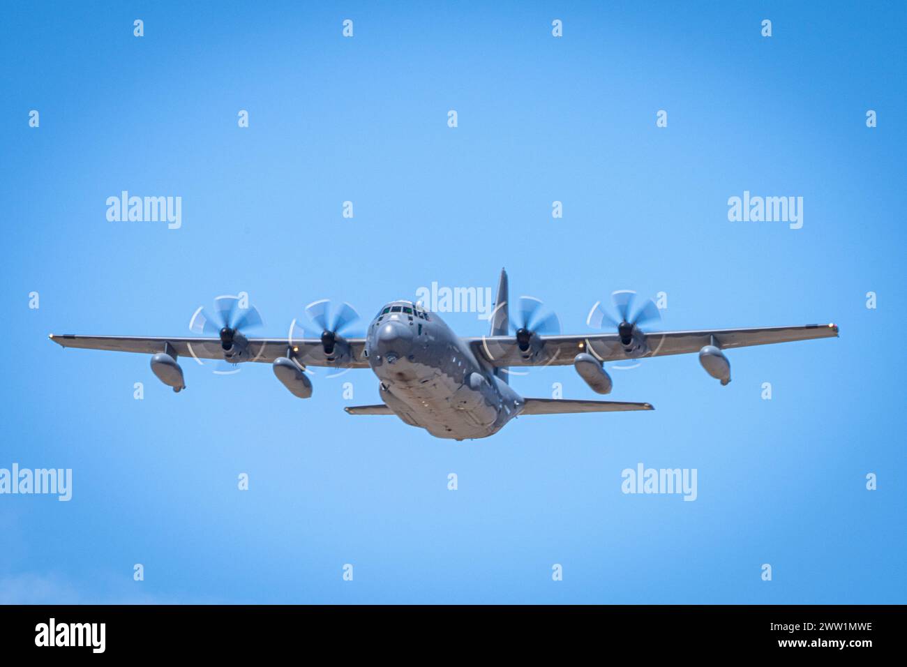 Un MC-130J Commando II de l'US Air Force affecté au 193rd Special Operations Squadron, de la base de la Garde nationale aérienne de Harrisburg, en Pennsylvanie, survole Fort Huachuca, en Arizona, pendant le cours Advanced Tactics Aircrew course, le 13 mars 2024. Depuis 1983, le Centre de formation Advanced Airlift Tactics, basé en équipé Joseph, Missouri, a fourni une formation tactique avancée aux équipages de la Garde nationale aérienne, du Commandement de réserve de l'armée de l'air, du Commandement de la mobilité aérienne, du Commandement de combat aérien, du Commandement des opérations spéciales de l'armée de l'air, du corps des Marines des États-Unis et de 16 Nations alliées. (U.S. Air Nati Banque D'Images