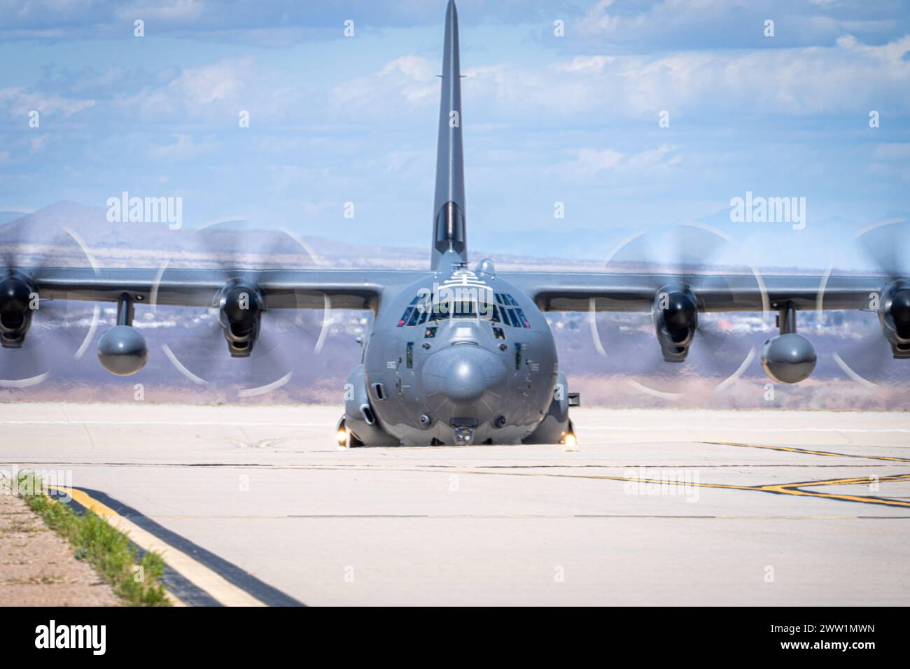 Un avion MC-130J Commando II de l'US Air Force affecté au 193rd Special Operations Squadron, de la base de la Garde nationale aérienne de Harrisburg, en Pennsylvanie, taxi après une sortie alors qu'il assistait au cours Advanced Tactics Aircrew, à Fort Huachuca, Arizona, le 13 mars 2024. Depuis 1983, le Centre de formation Advanced Airlift Tactics, basé en équipé Joseph, Missouri, a fourni une formation tactique avancée aux équipages de la Garde nationale aérienne, du Commandement de la réserve aérienne, du Commandement de la mobilité aérienne, du Commandement du combat aérien, du Commandement des opérations spéciales de la Force aérienne, du corps des Marines des États-Unis et de 16 NA alliés Banque D'Images
