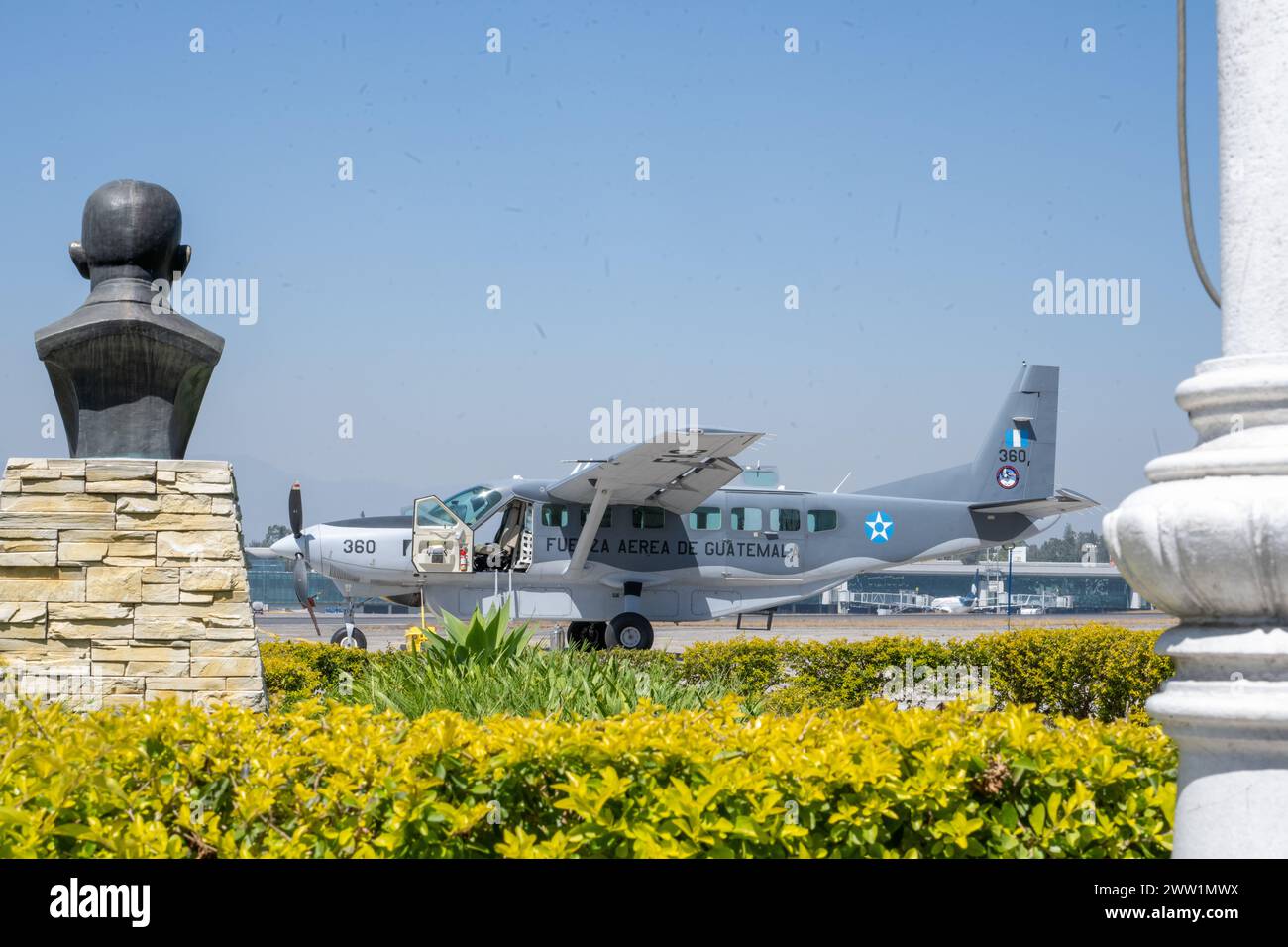 Un avion guatémaltèque attend son vol sur Comando Aéreo Central (CACEN) « la Aurora » à Guatemala City, Guatemala, le 23 février. Guatemala 23-23 était une mission d’entraînement d’un mois entre l’équipe d’entraînement mobile du 571e escadron consultatif de soutien à la mobilité et l’armée de l’air guatémaltèque qui était centrée sur la préparation logistique, la gestion du matériel et la maintenance des aéronefs. (Photo de l'US Air Force par le sergent d'état-major Scott Warner) Banque D'Images