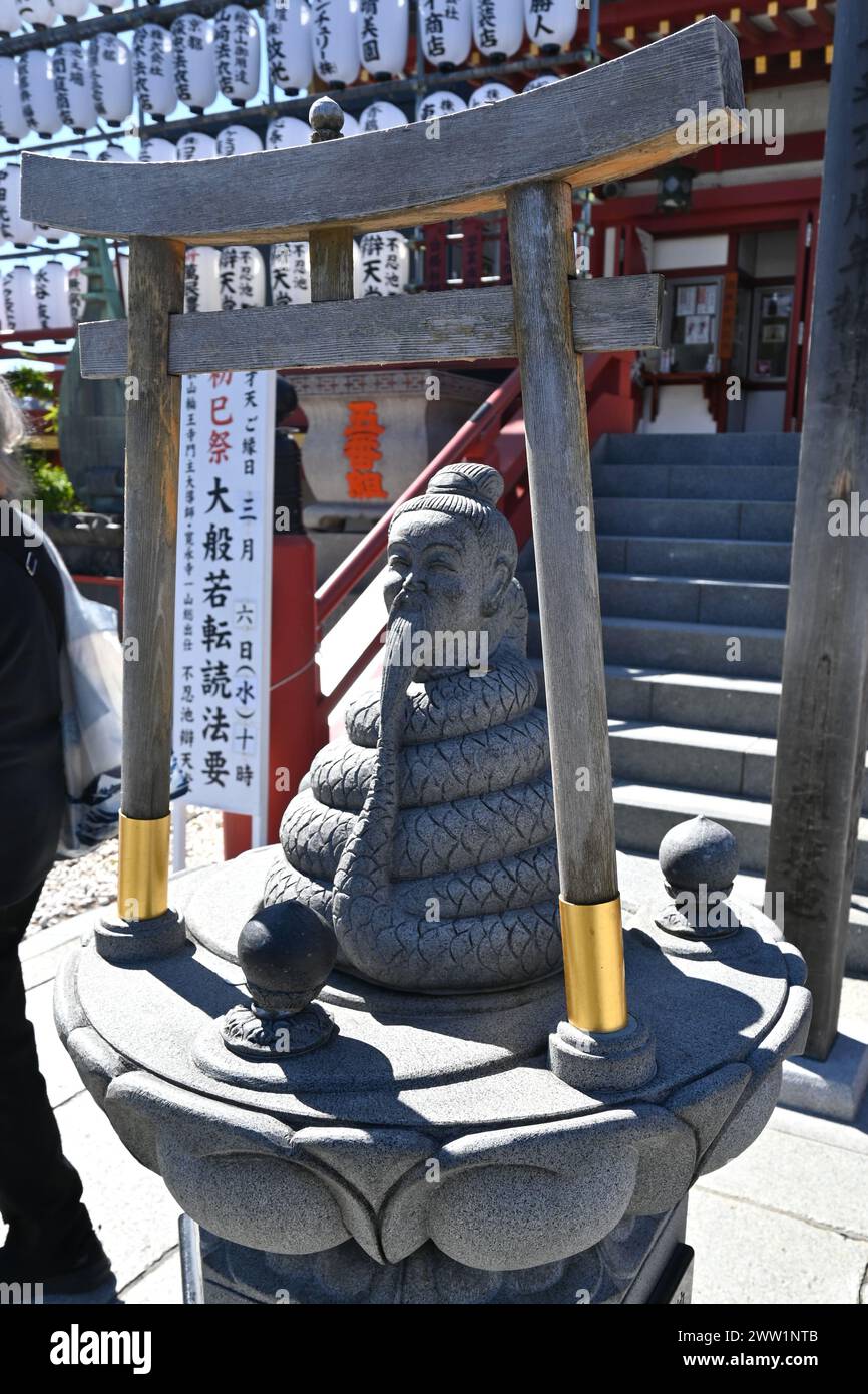 Statue d'Ugajin (divinité de la moisson et de la fertilité) à l'extérieur de Shinobazu No Ike Benten-do dans le parc d'Ueno – Taito City, Tokyo, Japon – 28 février 2024 Banque D'Images