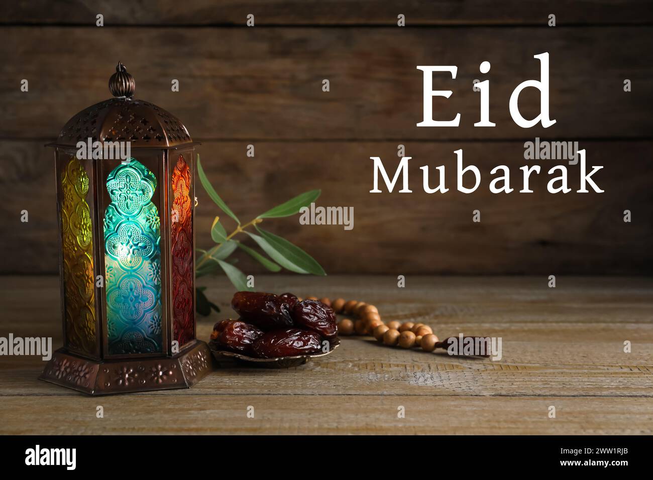 Carte de voeux Eid Moubarak. Lanterne arabe, misbaha et dattes sur table en bois Banque D'Images