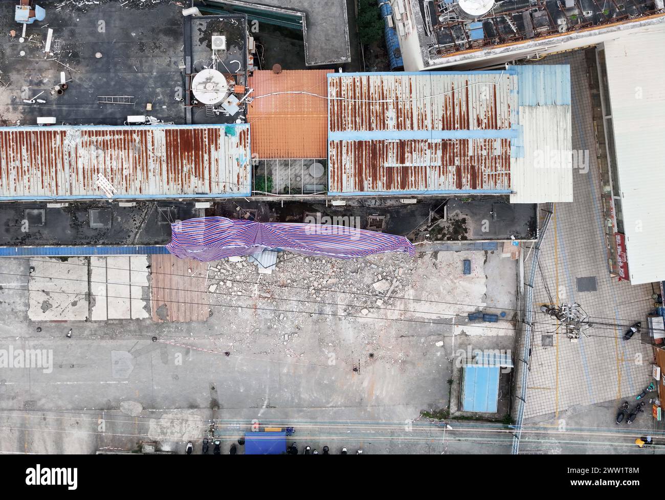 Une photo aérienne prise le 20 mars 2024 montre le site de l'effondrement d'un magasin de deux étages sur la route de Xinyang à Nanning, Guangxi Zhuang, dans le sud de la Chine Banque D'Images