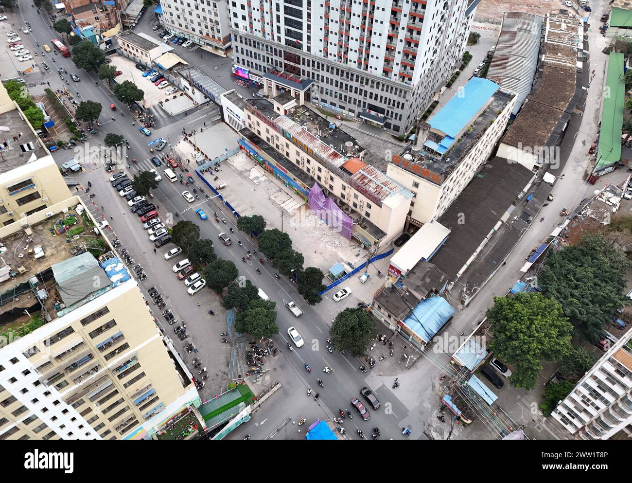 Une photo aérienne prise le 20 mars 2024 montre le site de l'effondrement d'un magasin de deux étages sur la route de Xinyang à Nanning, Guangxi Zhuang, dans le sud de la Chine Banque D'Images