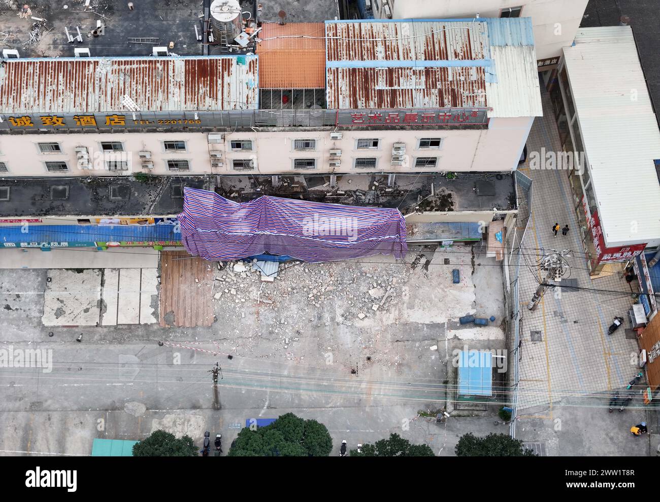 Une photo aérienne prise le 20 mars 2024 montre le site de l'effondrement d'un magasin de deux étages sur la route de Xinyang à Nanning, Guangxi Zhuang, dans le sud de la Chine Banque D'Images