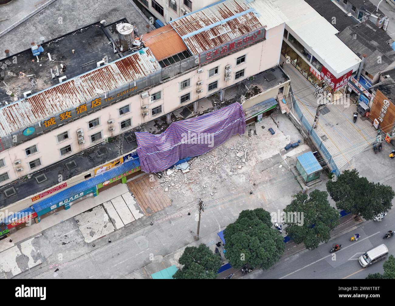 Une photo aérienne prise le 20 mars 2024 montre le site de l'effondrement d'un magasin de deux étages sur la route de Xinyang à Nanning, Guangxi Zhuang, dans le sud de la Chine Banque D'Images