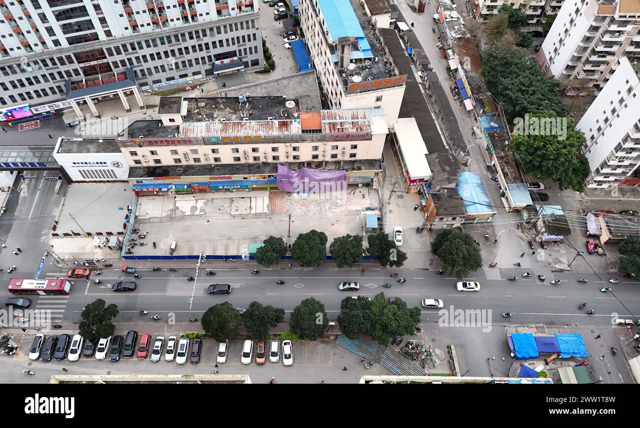 Une photo aérienne prise le 20 mars 2024 montre le site de l'effondrement d'un magasin de deux étages sur la route de Xinyang à Nanning, Guangxi Zhuang, dans le sud de la Chine Banque D'Images