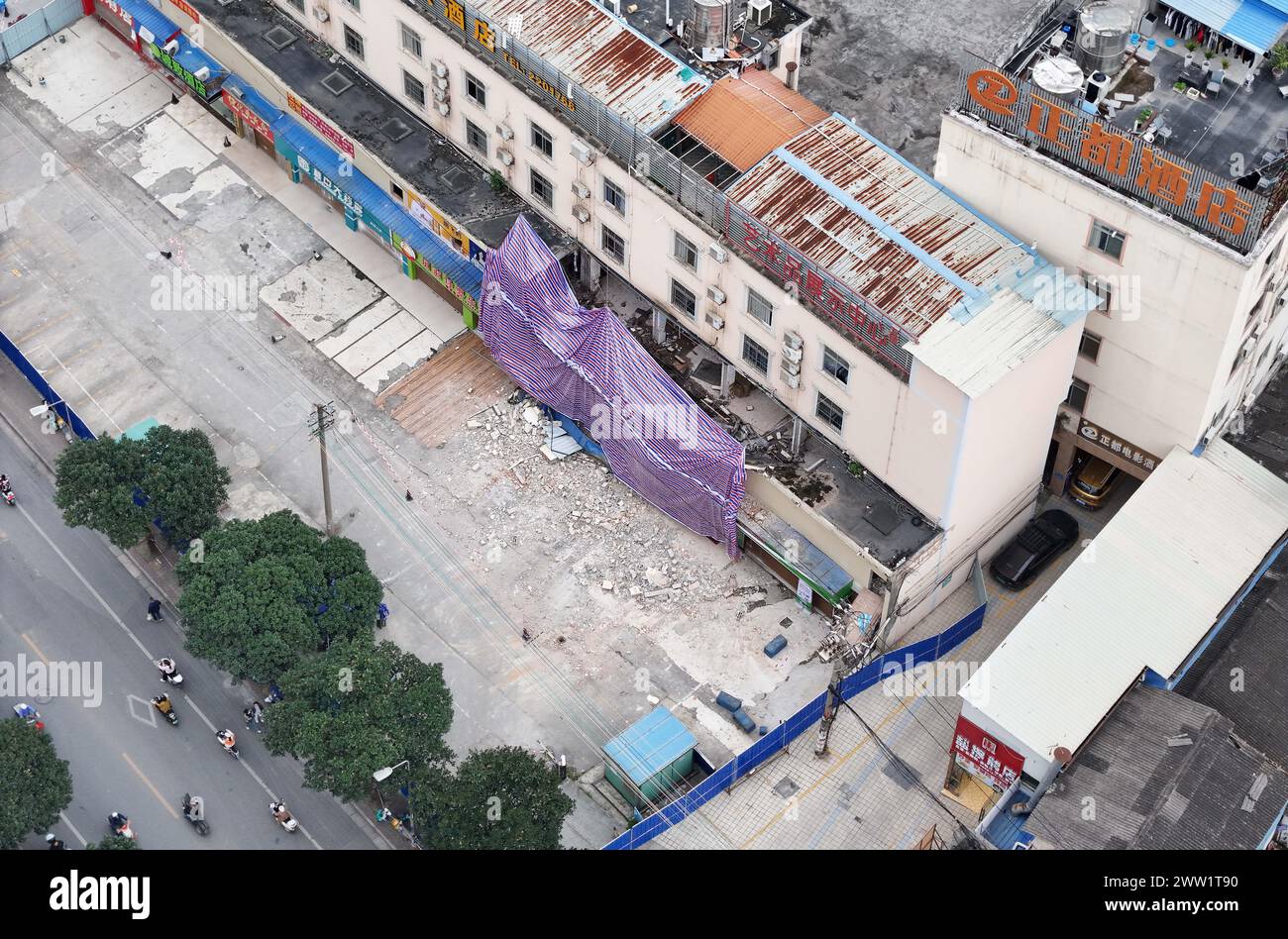 Une photo aérienne prise le 20 mars 2024 montre le site de l'effondrement d'un magasin de deux étages sur la route de Xinyang à Nanning, Guangxi Zhuang, dans le sud de la Chine Banque D'Images