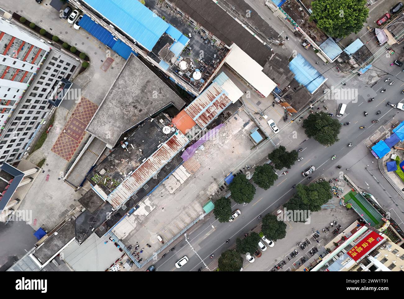 Une photo aérienne prise le 20 mars 2024 montre le site de l'effondrement d'un magasin de deux étages sur la route de Xinyang à Nanning, Guangxi Zhuang, dans le sud de la Chine Banque D'Images