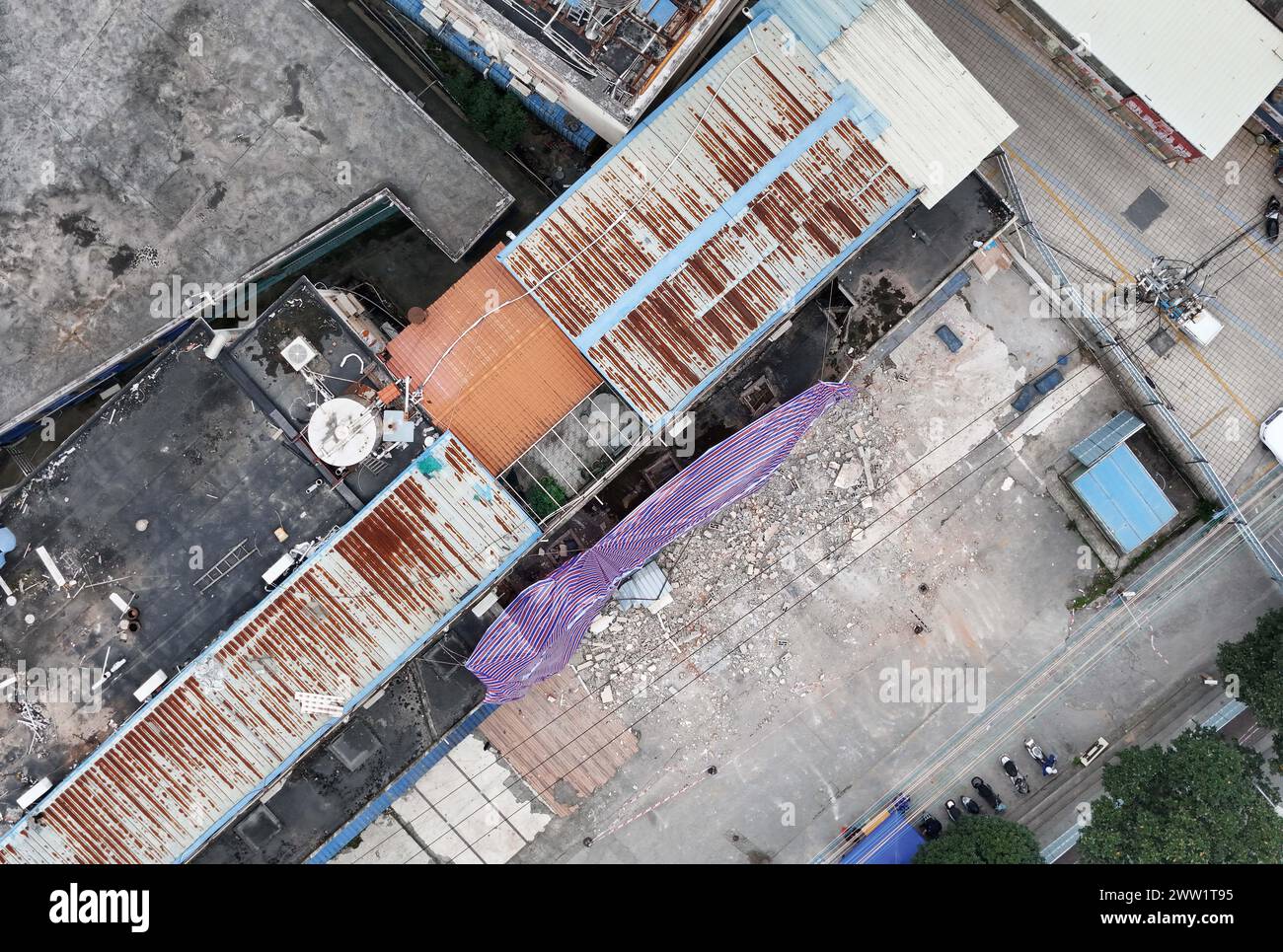 Une photo aérienne prise le 20 mars 2024 montre le site de l'effondrement d'un magasin de deux étages sur la route de Xinyang à Nanning, Guangxi Zhuang, dans le sud de la Chine Banque D'Images