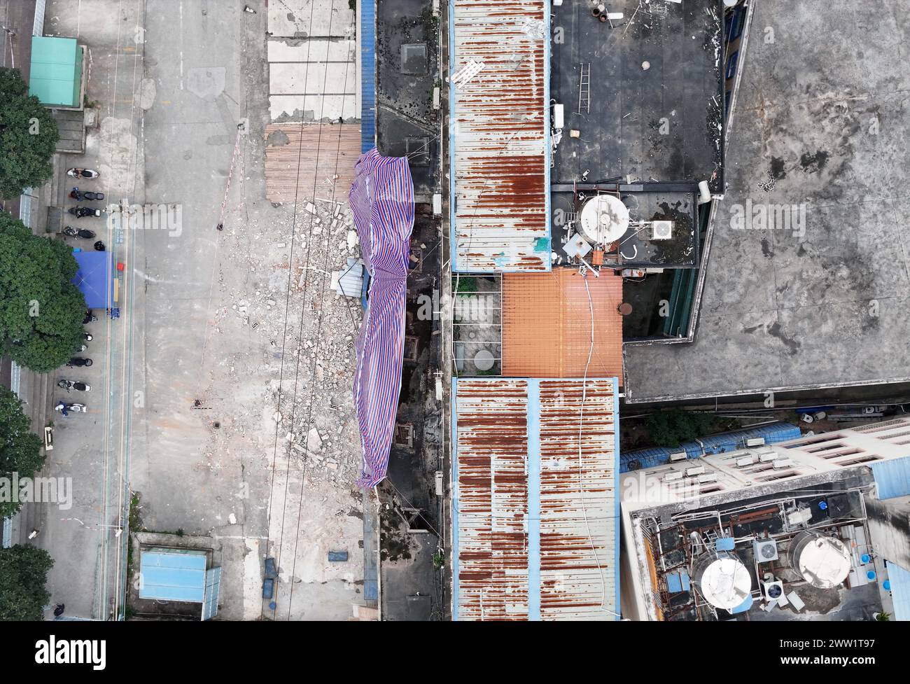 Une photo aérienne prise le 20 mars 2024 montre le site de l'effondrement d'un magasin de deux étages sur la route de Xinyang à Nanning, Guangxi Zhuang, dans le sud de la Chine Banque D'Images