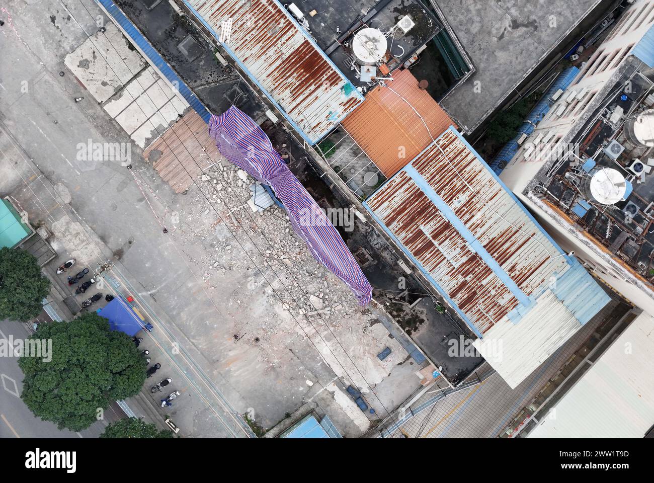 Une photo aérienne prise le 20 mars 2024 montre le site de l'effondrement d'un magasin de deux étages sur la route de Xinyang à Nanning, Guangxi Zhuang, dans le sud de la Chine Banque D'Images