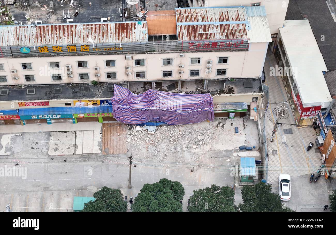 Une photo aérienne prise le 20 mars 2024 montre le site de l'effondrement d'un magasin de deux étages sur la route de Xinyang à Nanning, Guangxi Zhuang, dans le sud de la Chine Banque D'Images