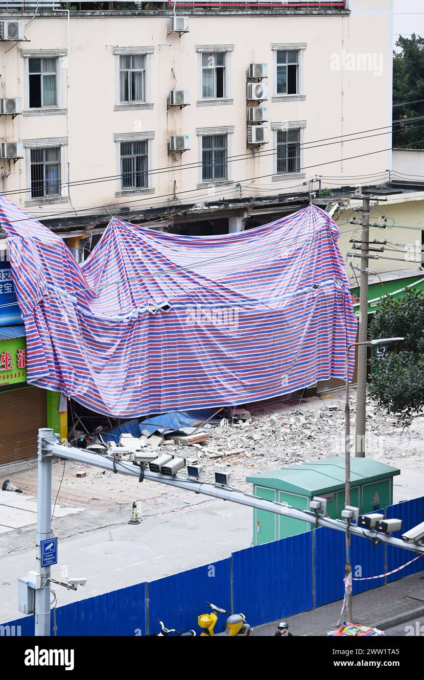 Une photo aérienne prise le 20 mars 2024 montre le site de l'effondrement d'un magasin de deux étages sur la route de Xinyang à Nanning, Guangxi Zhuang, dans le sud de la Chine Banque D'Images