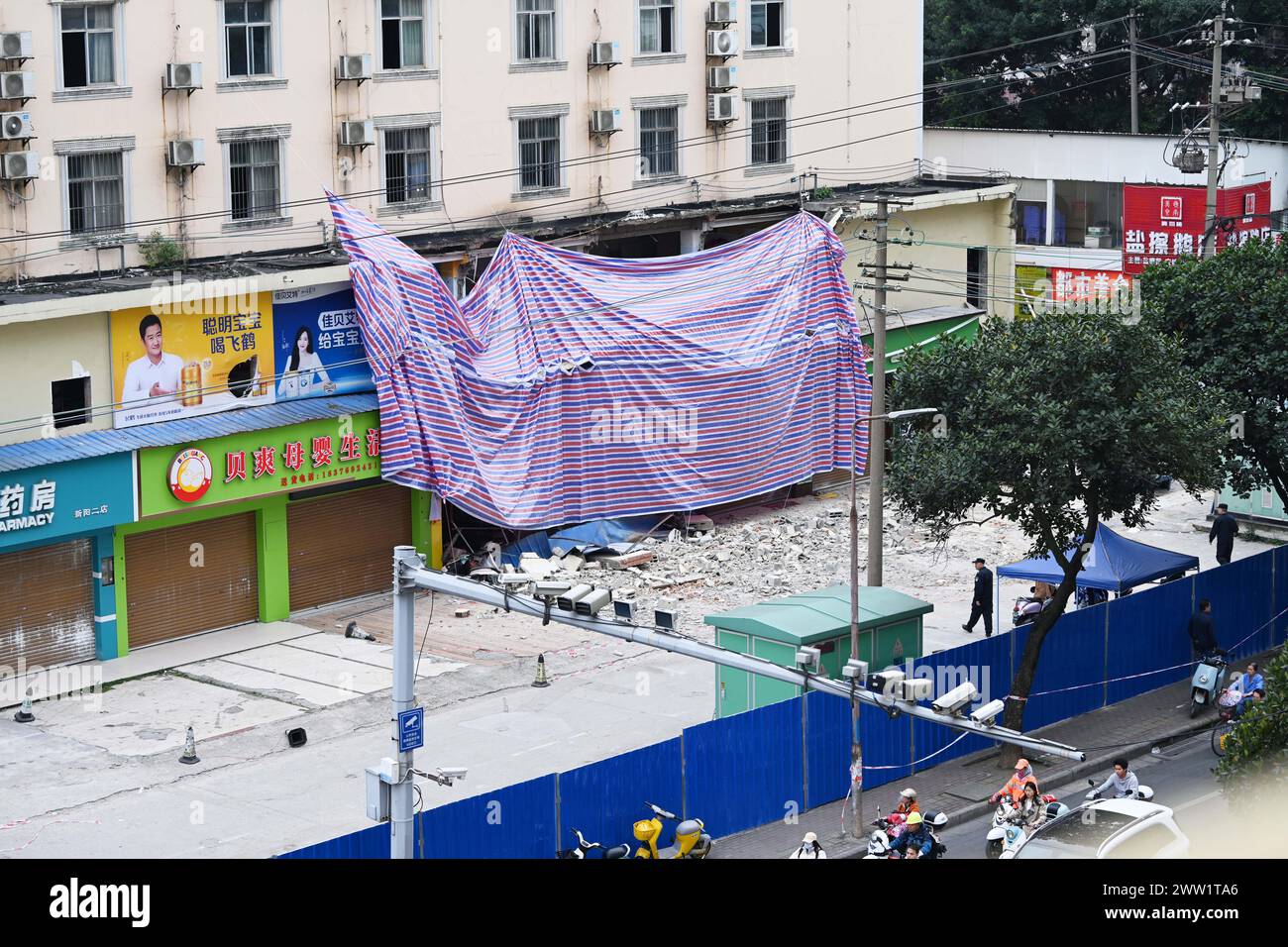Une photo aérienne prise le 20 mars 2024 montre le site de l'effondrement d'un magasin de deux étages sur la route de Xinyang à Nanning, Guangxi Zhuang, dans le sud de la Chine Banque D'Images