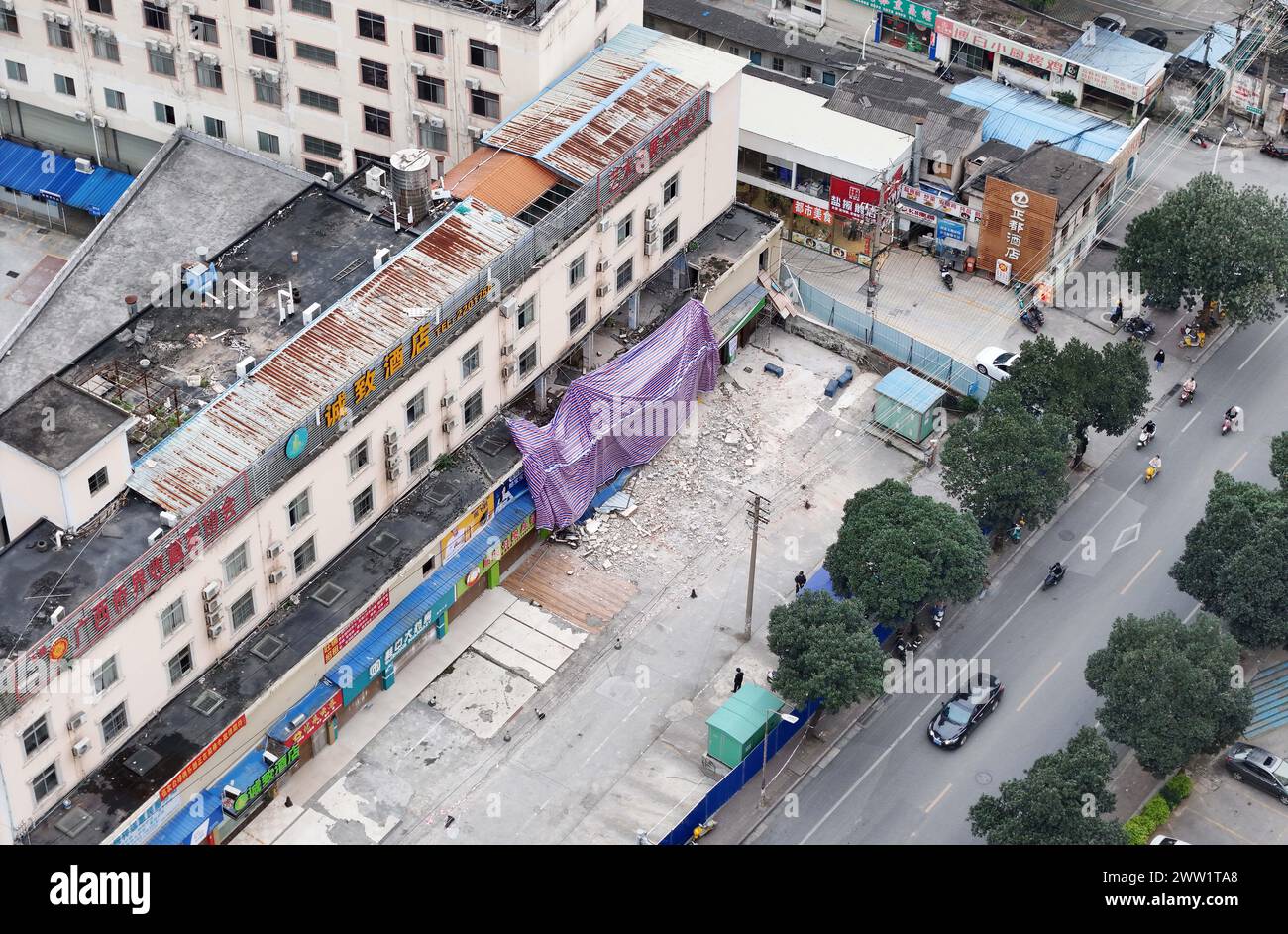 Une photo aérienne prise le 20 mars 2024 montre le site de l'effondrement d'un magasin de deux étages sur la route de Xinyang à Nanning, Guangxi Zhuang, dans le sud de la Chine Banque D'Images