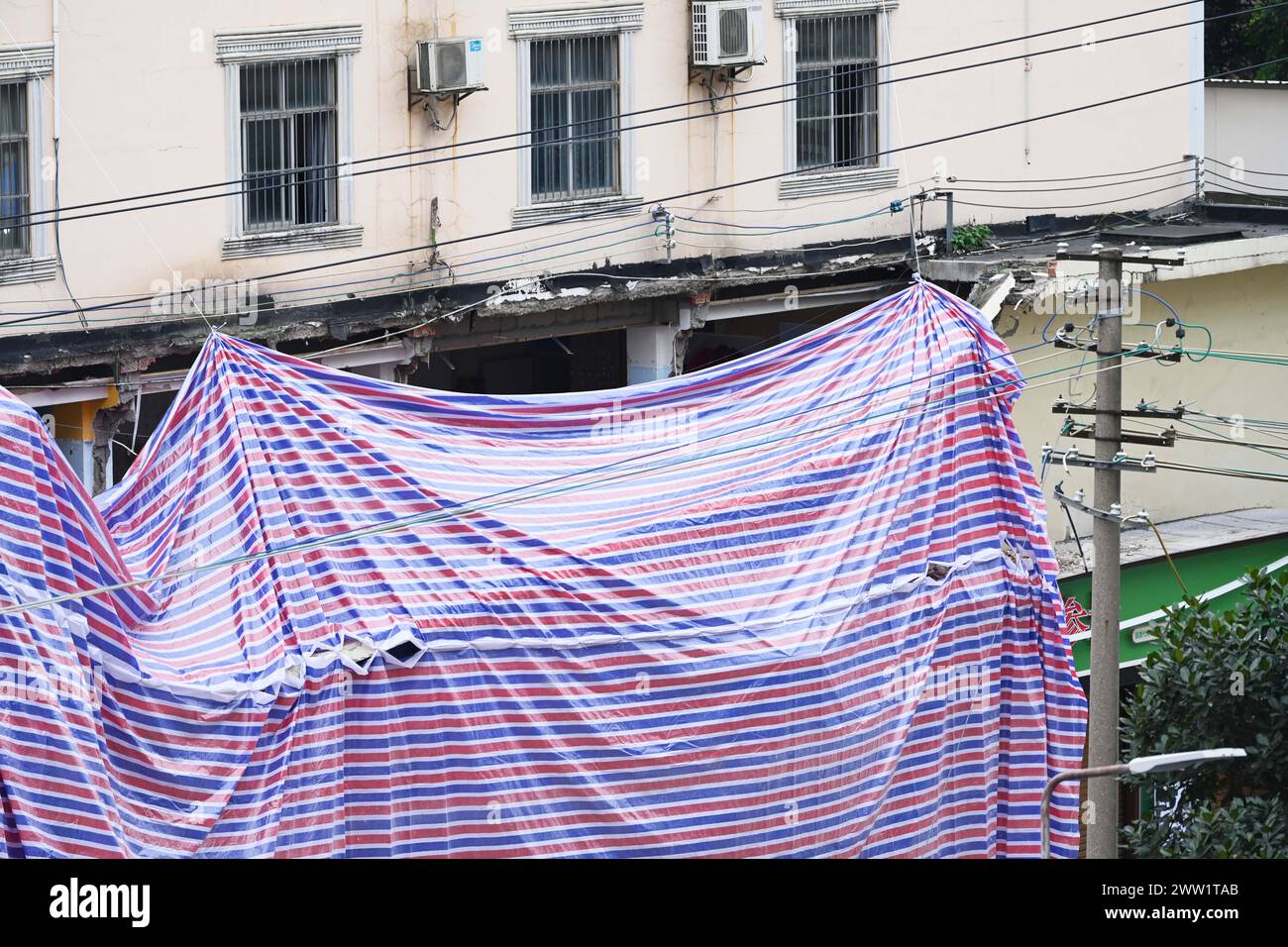 Une photo aérienne prise le 20 mars 2024 montre le site de l'effondrement d'un magasin de deux étages sur la route de Xinyang à Nanning, Guangxi Zhuang, dans le sud de la Chine Banque D'Images