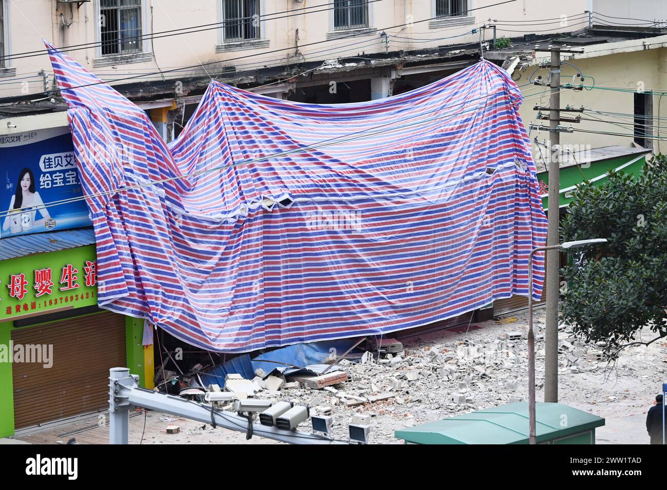 Une photo aérienne prise le 20 mars 2024 montre le site de l'effondrement d'un magasin de deux étages sur la route de Xinyang à Nanning, Guangxi Zhuang, dans le sud de la Chine Banque D'Images