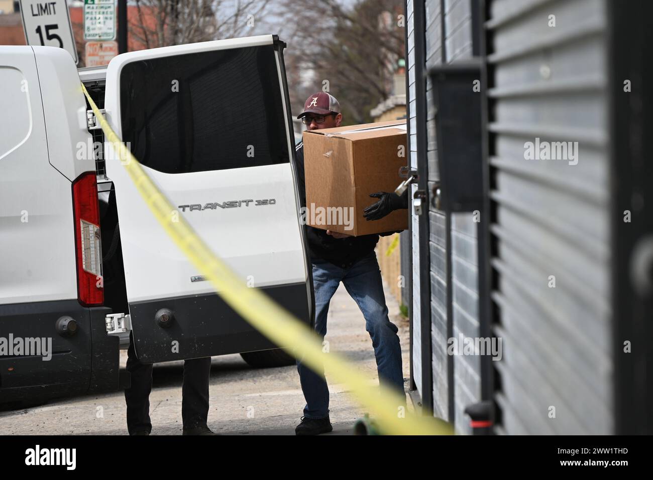 20 mars 2024, Mount Vernon, New York, USA : (NOUVEAUX) agents du FBI se rassemblent sur les lieux du crime dans un entrepôt pour recueillir des preuves suite à un double homicide à Mount Vernon, New York. Mount Vernon, New York, États-Unis : dans la matinée du mardi 19 mars 2024, une tentative de vol et de fusillade a eu lieu au 137 South 5th Avenue dans la ville de Mount Vernon, New York. Une personne est décédée sur les lieux, et une autre personne est décédée dans un hôpital local. La police locale, le NYPD et le FBI sont actuellement à la recherche du tireur. Les bandes de police bouclent les lieux alors que l'enquête se poursuit tout au long de la période Banque D'Images