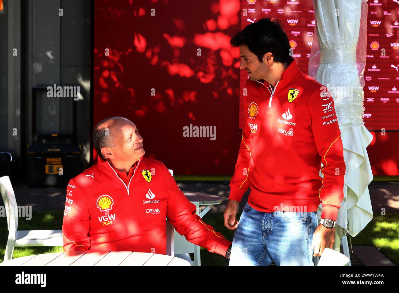 Melbourne, Australie. 21 mars 2024. (De gauche à droite) : Frédéric Vasseur (FRA) Ferrari Team principal avec Carlos Sainz Jr (ESP) Ferrari. 21.03.2024. Formula 1 World Championship, Rd 3, Australian Grand Prix, Albert Park, Melbourne, Australie, jour de préparation. Le crédit photo devrait se lire : XPB/Alamy Live News. Banque D'Images