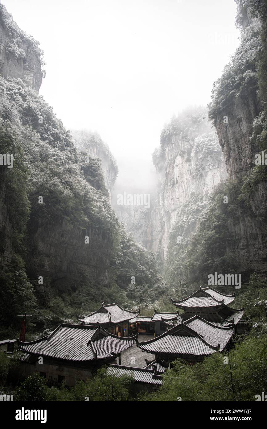 Le bâtiment avant-poste entourant les trois ponts naturels (pont Tianlong, pont Qinglong, pont Heilong) dans le parc géologique national du Karst de Wulong Banque D'Images