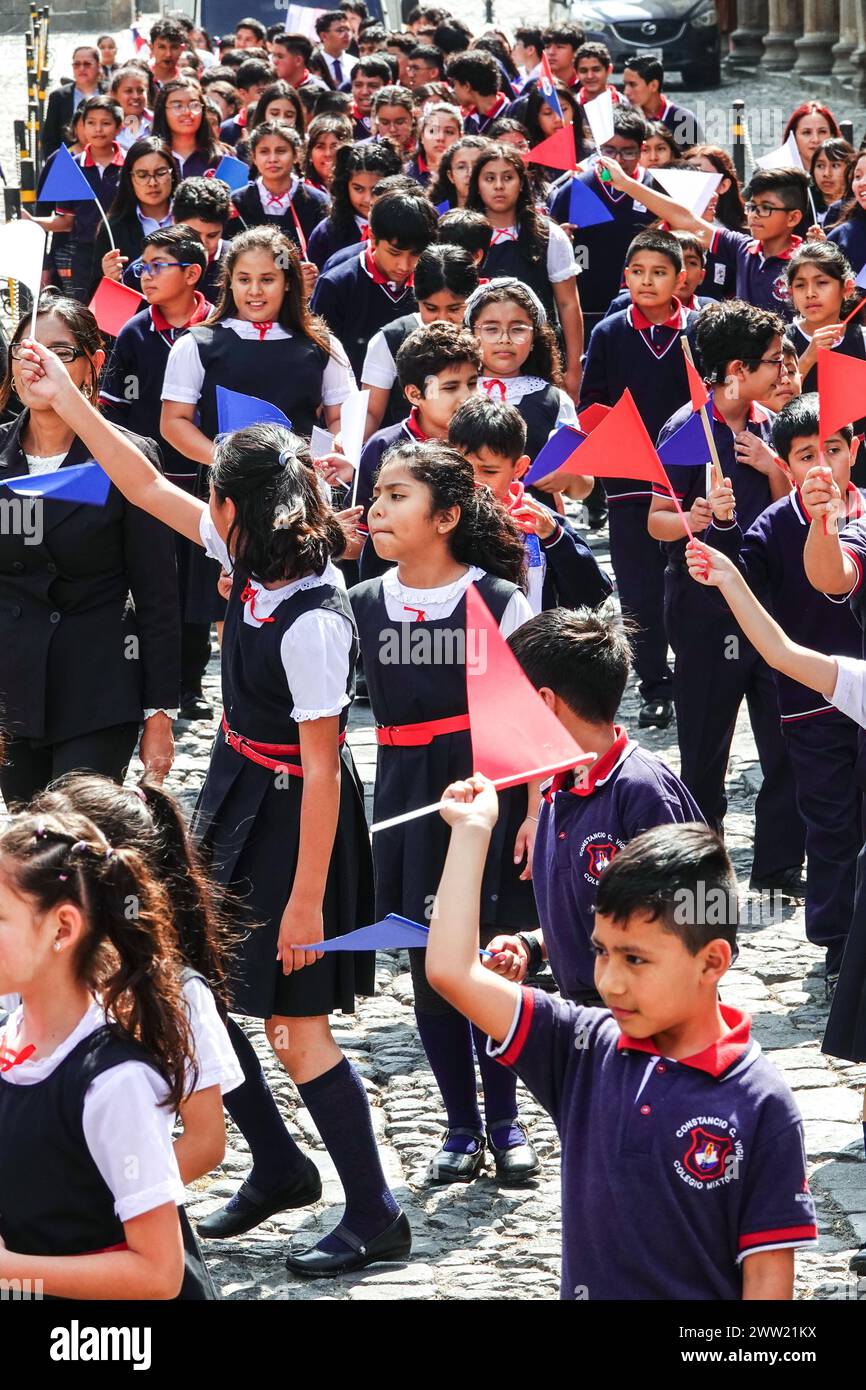 Antigua, Guatemala. 20 mars 2024. Les écoliers escortent la Semana Santa Festival Queen, alors qu'ils défilent dans le centre historique en préparation de la semaine de la houle, le 20 mars 2024 à Antigua, au Guatemala. Les processions opulentes, les algèbres détaillées et les traditions séculaires attirent plus d'un million de personnes dans l'ancienne capitale. Crédit : Richard Ellis/Richard Ellis/Alamy Live News Banque D'Images