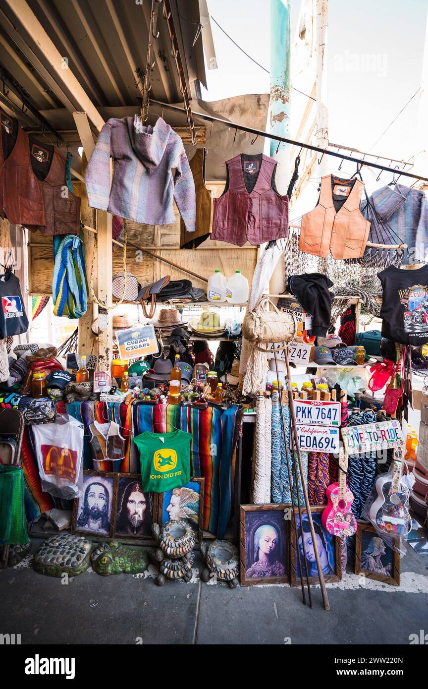 Touristes et marchands de rue dans la rue à Los Algodones Mexique, connu localement comme Molar City. Banque D'Images