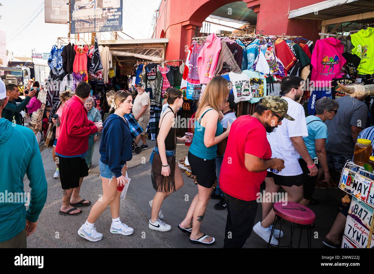 Touristes et marchands de rue dans la rue à Los Algodones Mexique, connu localement comme Molar City. Banque D'Images