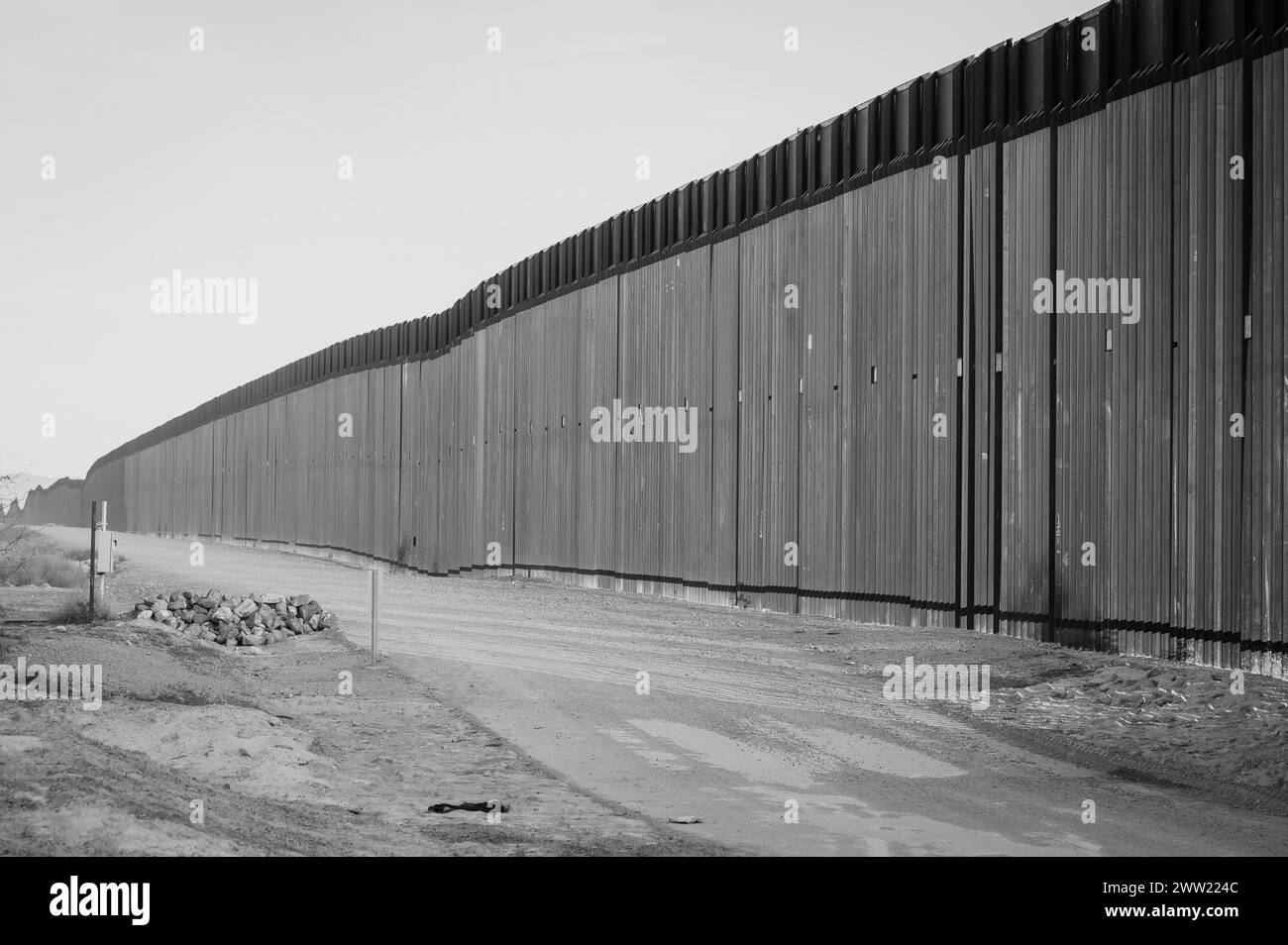 Le mur frontalier américain entre Lukeville Arizona et Sonoyta Mexique. Image en noir et blanc. Banque D'Images