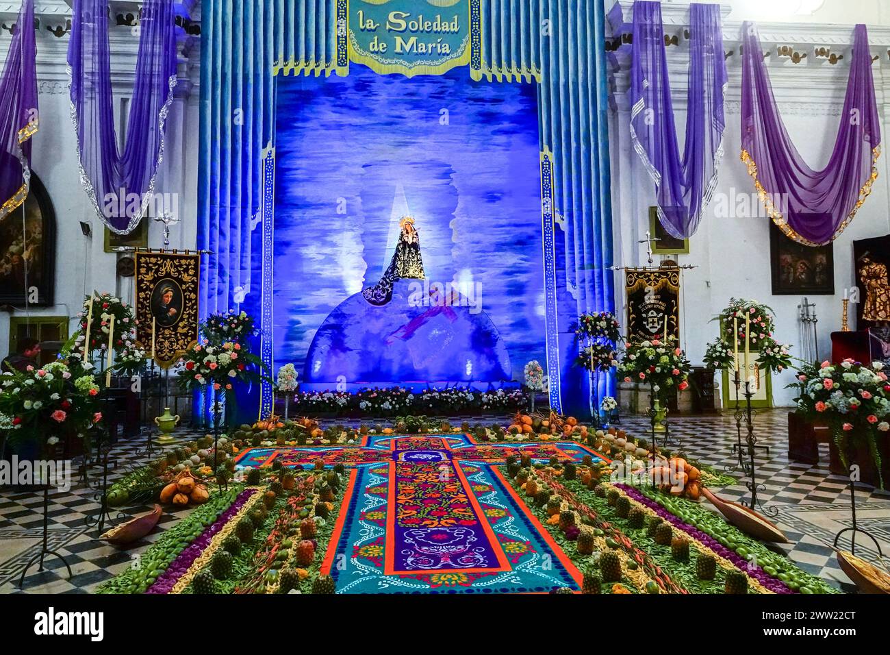 Antigua, Guatemala. 20 mars 2024. Une velaciones ou veillée sainte créée avec de la sciure de bois colorée, des fleurs et des fruits, construite à l'intérieur de l'église San Francisco el Grande en préparation de la semaine de la houle, le 20 mars 2024 à Antigua, Guatemala. Les processions opulentes, les algèbres détaillées et les traditions séculaires attirent plus d'un million de personnes dans l'ancienne capitale. Crédit : Richard Ellis/Richard Ellis/Alamy Live News Banque D'Images