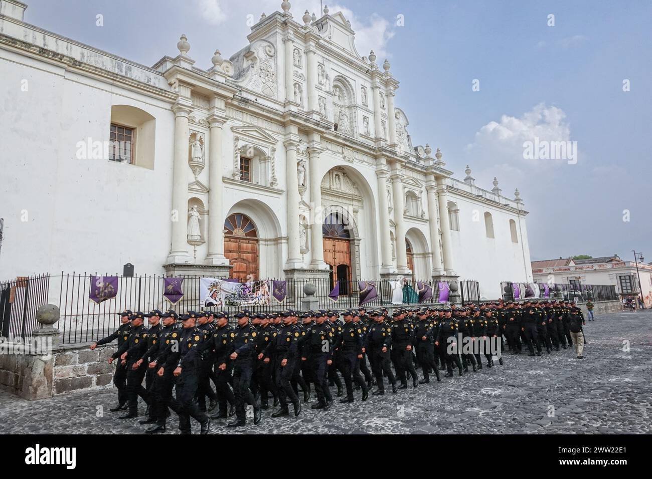 Antigua, Guatemala. 18 mars 2024. Les cadets de l'académie de police défilent devant la cathédrale San José d'Antigua lors de la préparation de la semaine Sainte, le 18 mars 2024 à Antigua, Guatemala. Les processions opulentes, les algèbres détaillées et les traditions séculaires attirent plus d'un million de personnes dans l'ancienne capitale. Crédit : Richard Ellis/Richard Ellis/Alamy Live News Banque D'Images