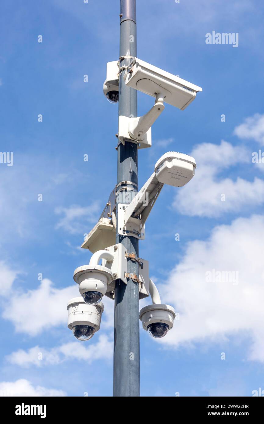 Caméras de surveillance de sécurité et lumières sur Crown Street, Wollongong, Nouvelle-Galles du Sud, Australie Banque D'Images
