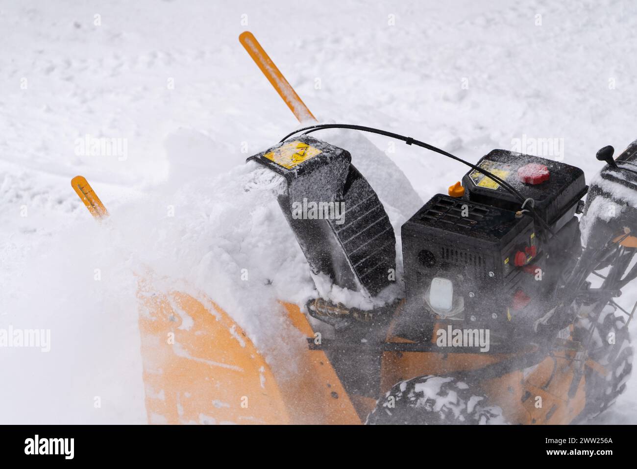 La souffleuse à neige élimine efficacement la neige de l'allée en vue rapprochée extrême. En outre, il jette efficacement la neige de la route après la tempête de neige Banque D'Images