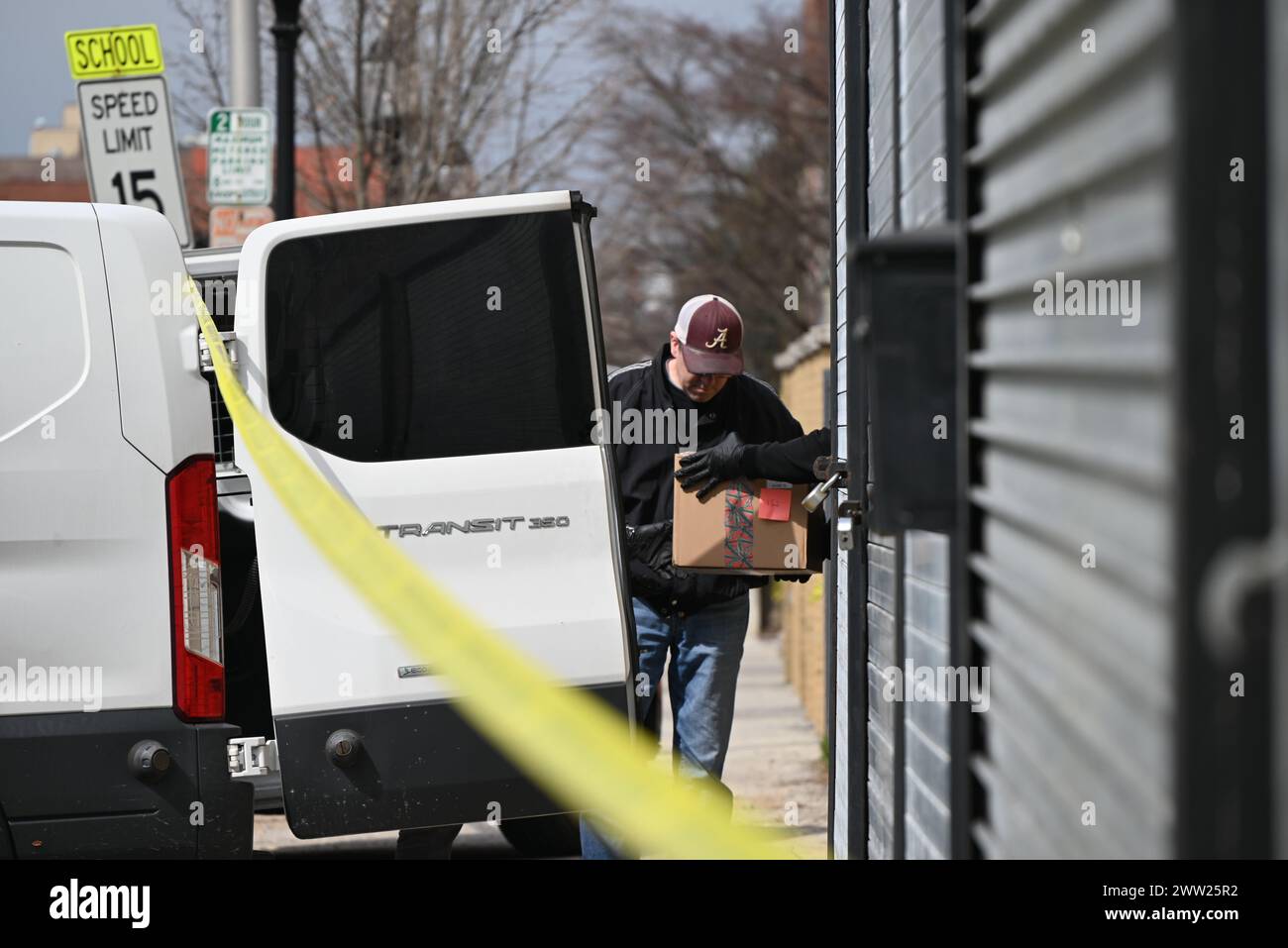 Des agents du FBI chargent des boîtes de preuves recueillies dans un entrepôt dans une camionnette de stockage suite à un double homicide à Mount Vernon, New York. Dans la matinée du mardi 19 mars 2024, une tentative de vol et de fusillade a eu lieu au 137 South 5th Avenue dans la ville de Mount Vernon, New York. Une personne est décédée sur les lieux, et une autre personne est décédée dans un hôpital local. La police locale, le NYPD et le FBI sont actuellement à la recherche du tireur. Les bandes de police bouclent les lieux alors que l'enquête se poursuit tout au long de la journée mercredi. La bande de police a été mise en place pour permettre la preuve collégiale Banque D'Images