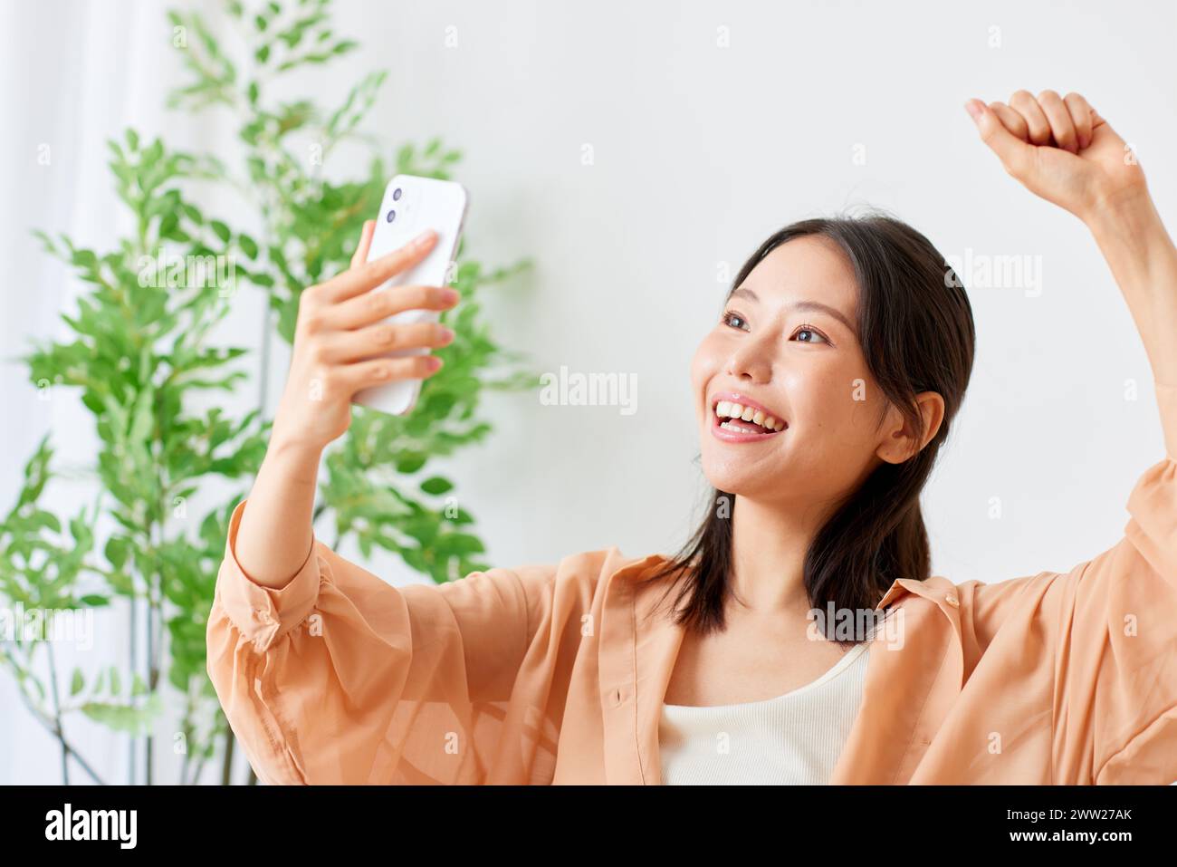 Femme asiatique prenant selfie avec son téléphone Banque D'Images