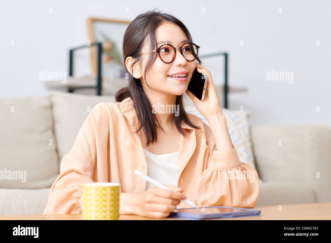 Femme asiatique avec des lunettes sur parler au téléphone Banque D'Images