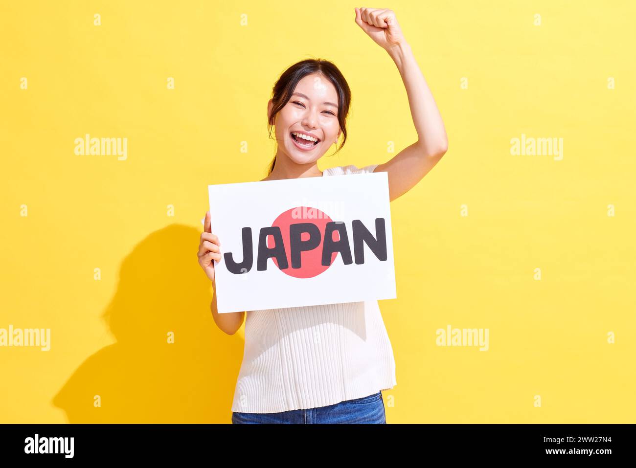 Femme japonaise tenant une pancarte avec le mot Japon Banque D'Images