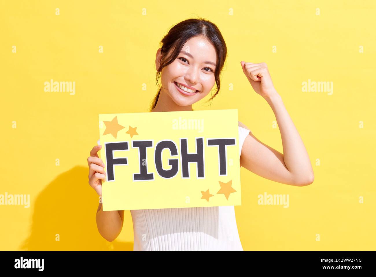 Femme asiatique tenant un signe de combat Banque D'Images
