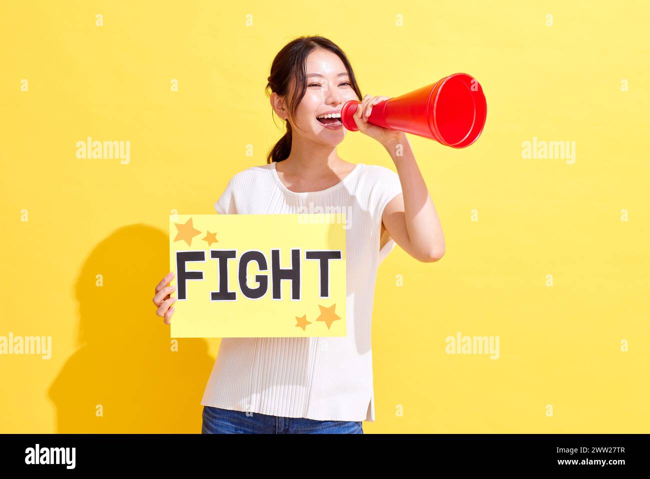 Femme tenant un signe de combat avec mégaphone Banque D'Images