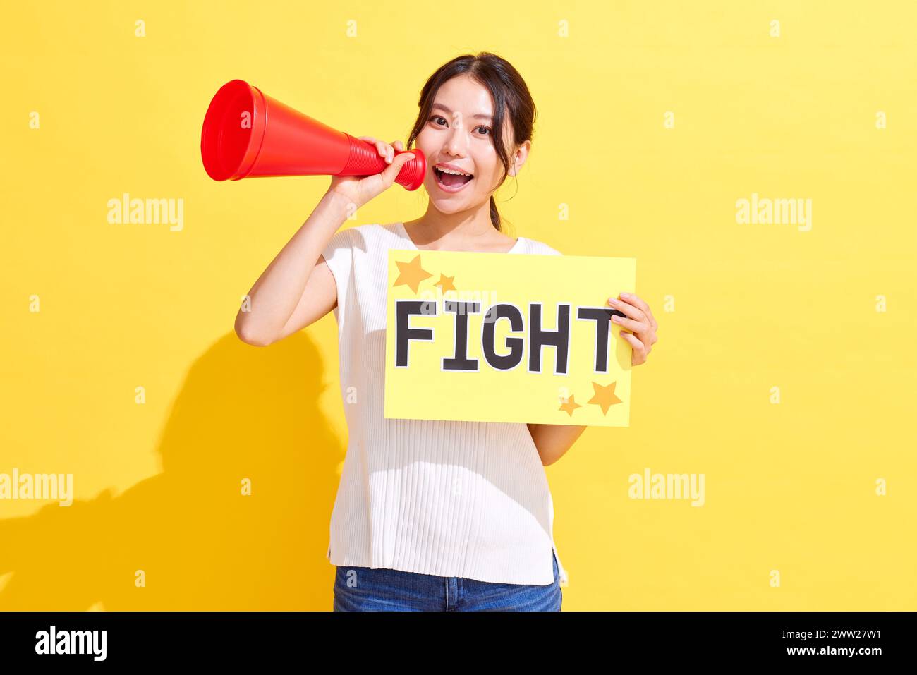 Femme tenant un signe de combat avec un mégaphone Banque D'Images