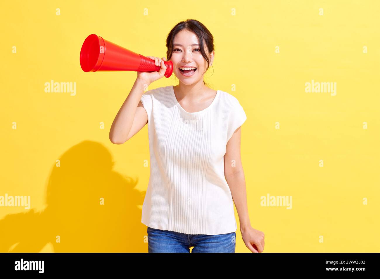 Femme asiatique tenant un mégaphone rouge Banque D'Images