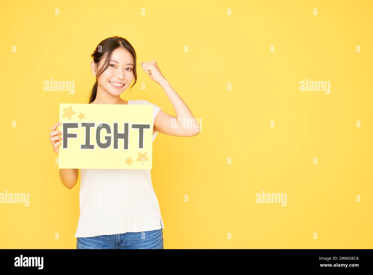 Femme tenant un panneau avec le mot combat Banque D'Images