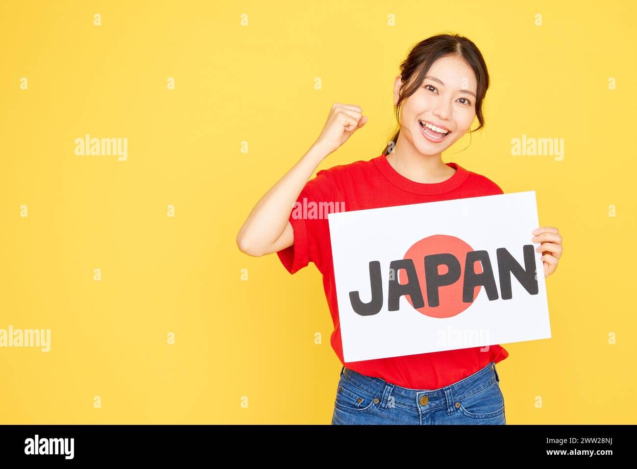 Femme japonaise tenant un panneau avec le mot Japan sur fond jaune Banque D'Images