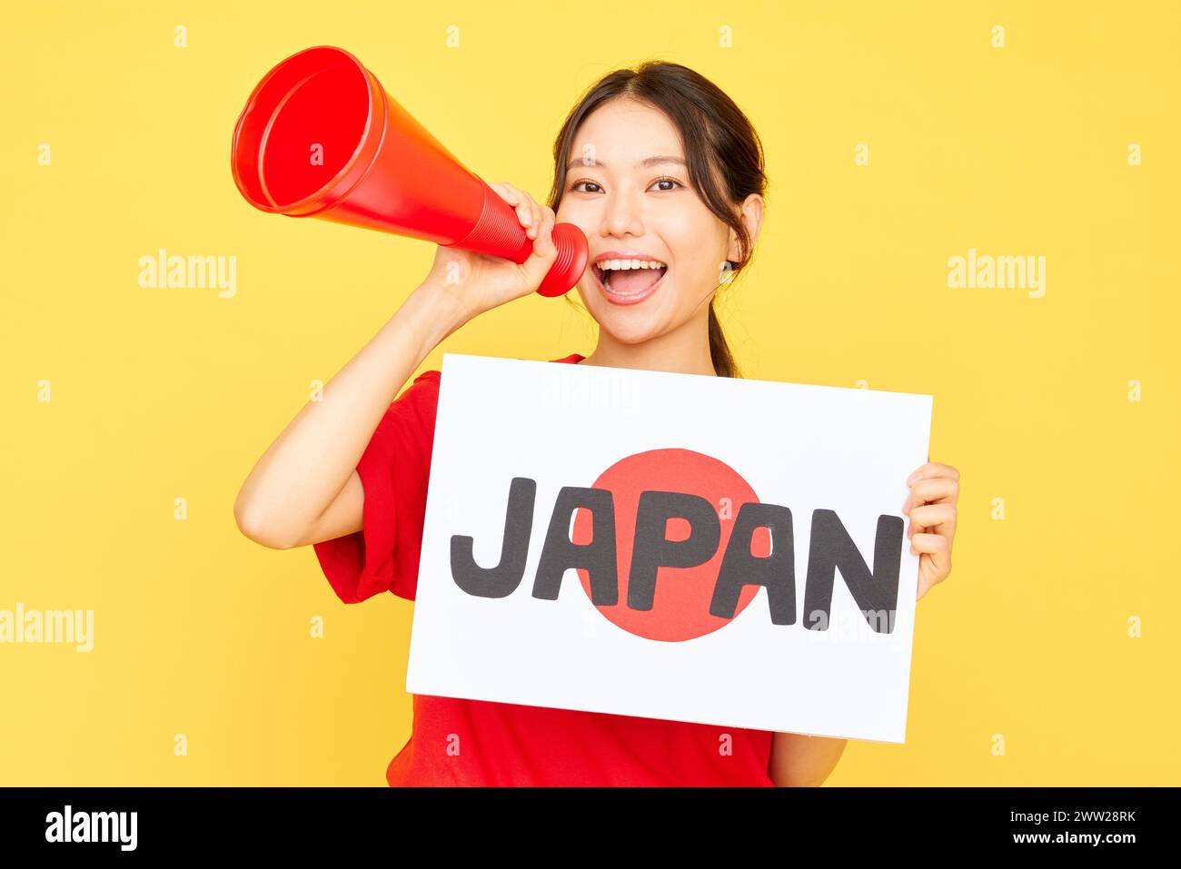 Femme japonaise tenant une pancarte avec le mot Japon et un mégaphone Banque D'Images