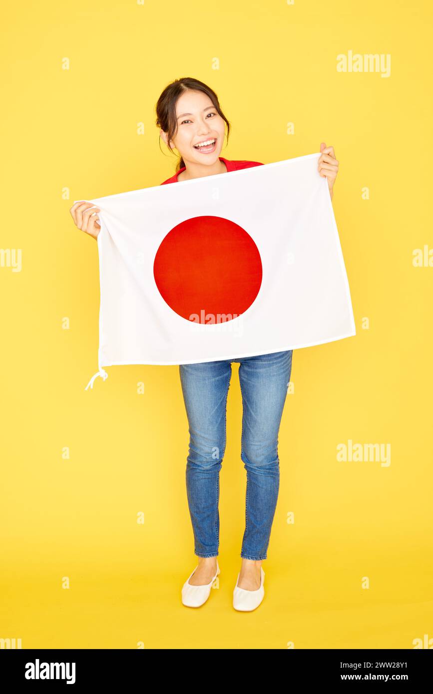 Une femme tenant un drapeau japonais Banque D'Images
