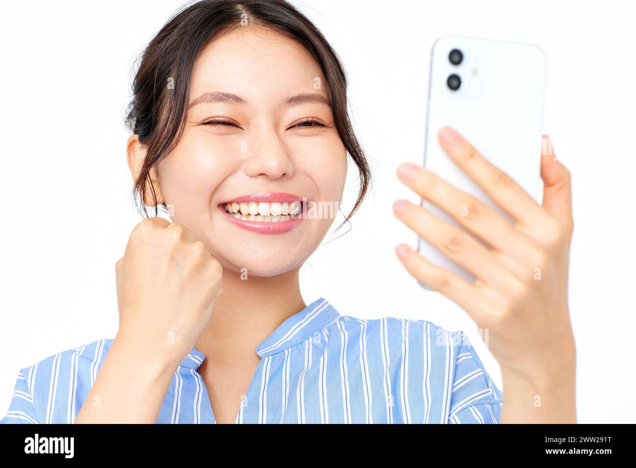 Une femme prenant un selfie avec son téléphone Banque D'Images