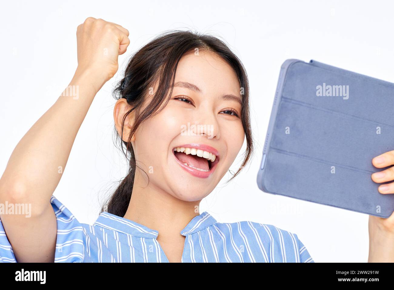Une femme tenant une tablette Banque D'Images