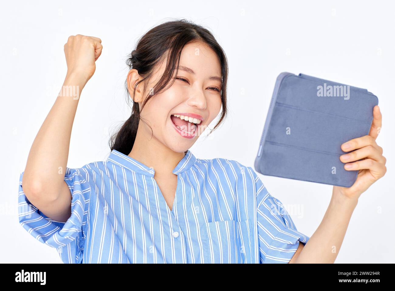 Une femme tenant une tablette et souriant Banque D'Images