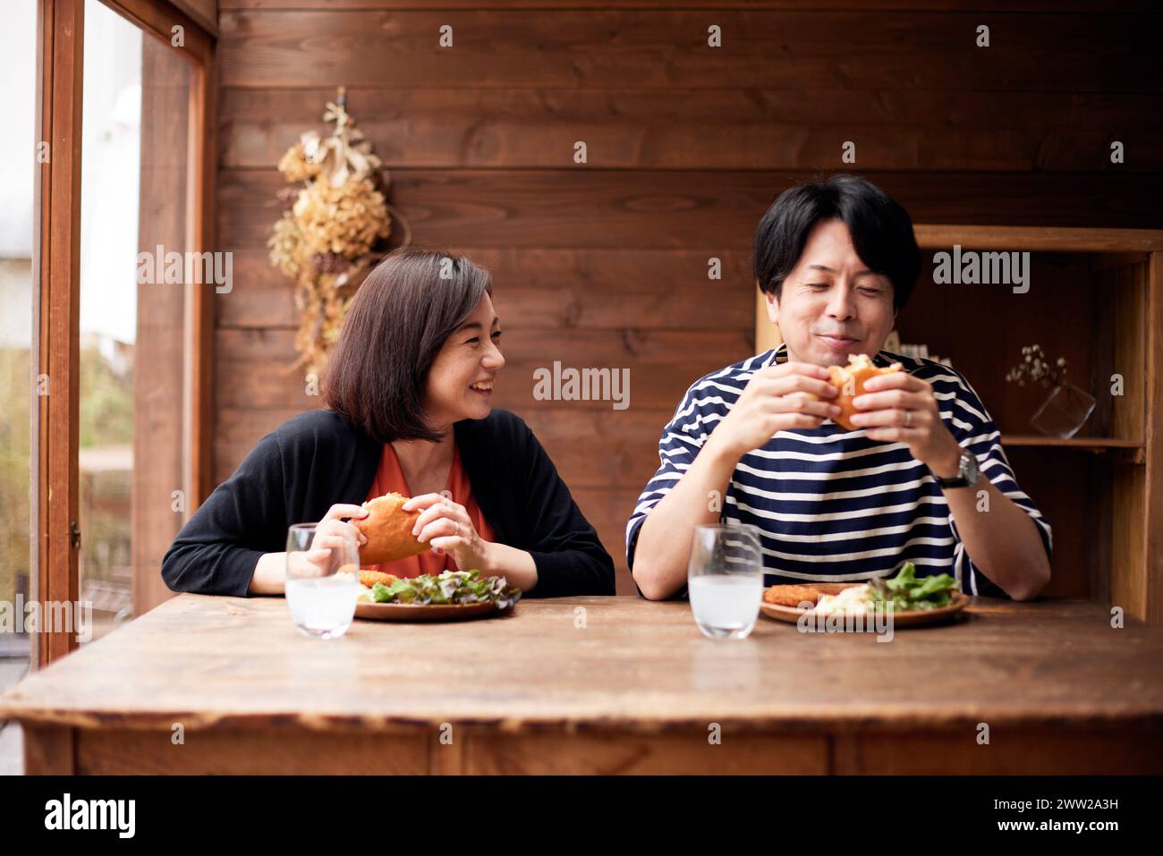 Deux personnes mangeant un sandwich Banque D'Images